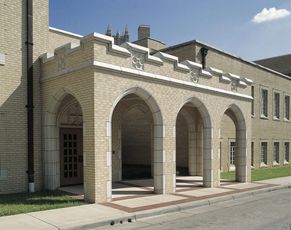 A building entrance featuring an elegant arched walkway with cast stone details, a project by Dallas Cast Stone in Dallas, TX
