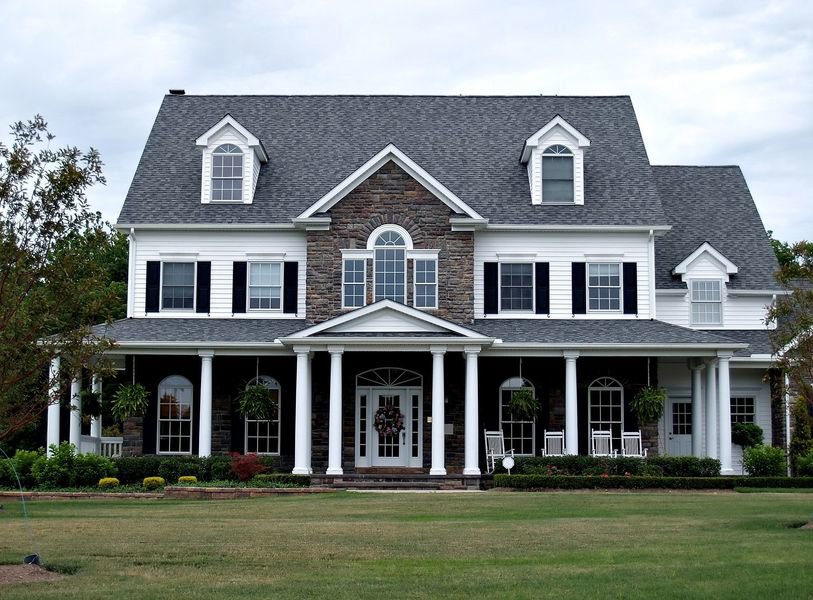 A classic style home with a newly installed roof and updated exterior by Eagle Exteriors in Cumberland, RI.