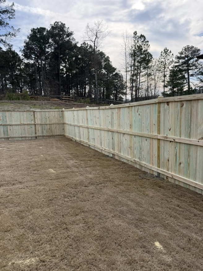 A curved section of newly installed wooden privacy fence by Swift Fencing Co. in Birmingham, AL.