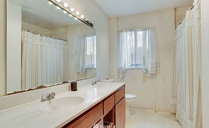 A dated bathroom ready for a complete remodel by Imagine Construction & Home Remodeling in Lexington, KY.