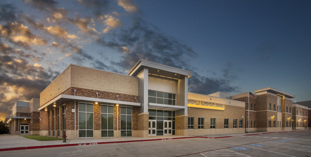 Exterior view of a modern elementary school building completed by Reeder General Contractors, Inc. in Fort Worth, TX