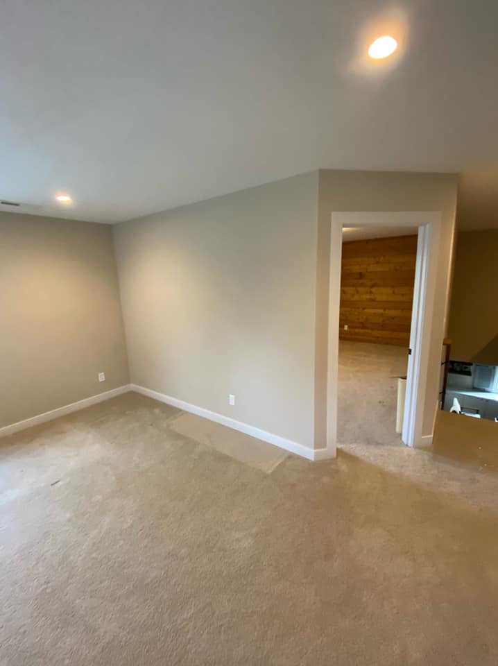 An empty room with light-colored walls and carpet, showcasing potential for remodeling by KLS Remodel in Cincinnati, OH.