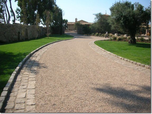 A beautifully finished gravel driveway with stone borders, completed by Driveway Experts in Denver, CO.