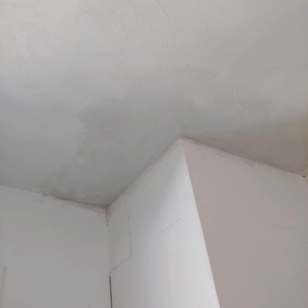 A smoothly finished plaster and drywall ceiling and wall corner by JPC Plaster & Drywall in Ann Arbor, MI.