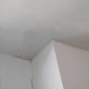 A smoothly finished plaster and drywall ceiling and wall corner by JPC Plaster & Drywall in Ann Arbor, MI.