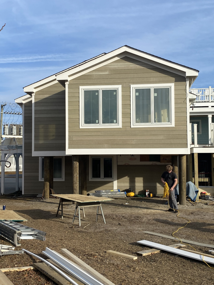 A handyman from North Landing Exteriors Inc. installing siding on a house in Virginia Beach, VA.