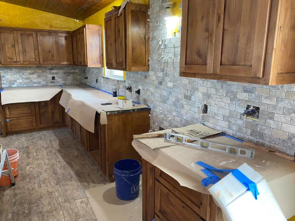 A kitchen with new tile backsplash and existing cabinetry, a project by Quality Craftsman Construction in Longwood, FL.