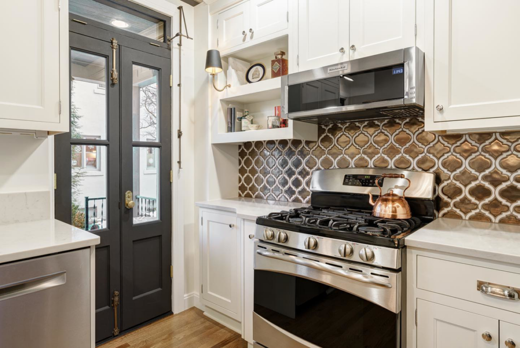 A kitchen featuring a newly installed decorative tile backsplash by Scott Hall Remodeling in Columbus, OH.