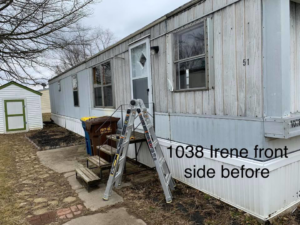 Before photo of a mobile home exterior needing siding replacement by Smith Construction Managment in Fort Wayne, IN.