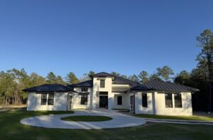 A stunning modern home featuring a newly installed dark metal roof by Hastings Roofing Service Inc. in Orlando, FL.