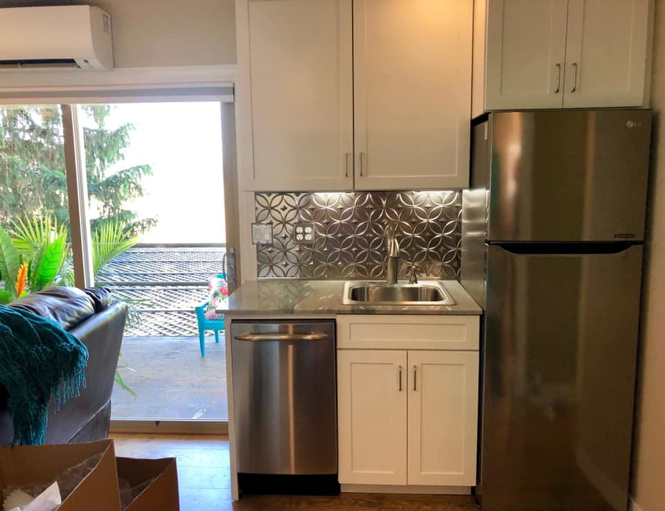 A modern kitchenette installation completed by J & J Cavallo Custom, LLLP in Yakima, WA