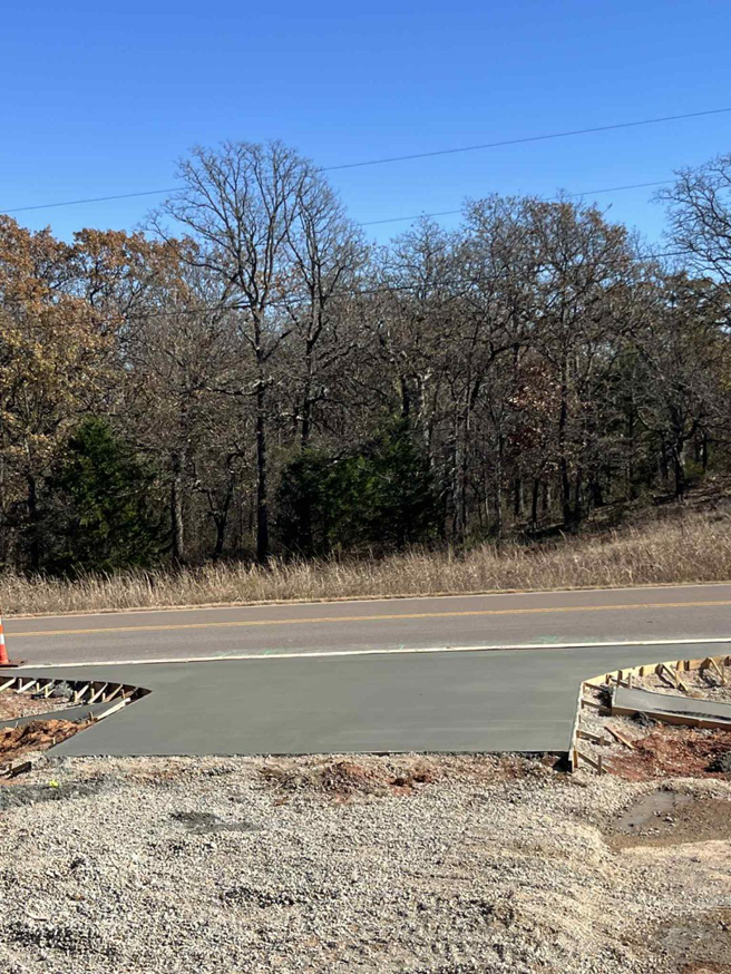A newly poured concrete driveway entrance completed by Power concrete in Thousand Oaks, CA.