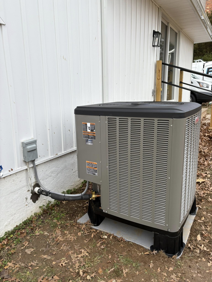 A newly installed Lennox outdoor air conditioning unit by Fletchers Plumbing and Heating in Smyrna, DE