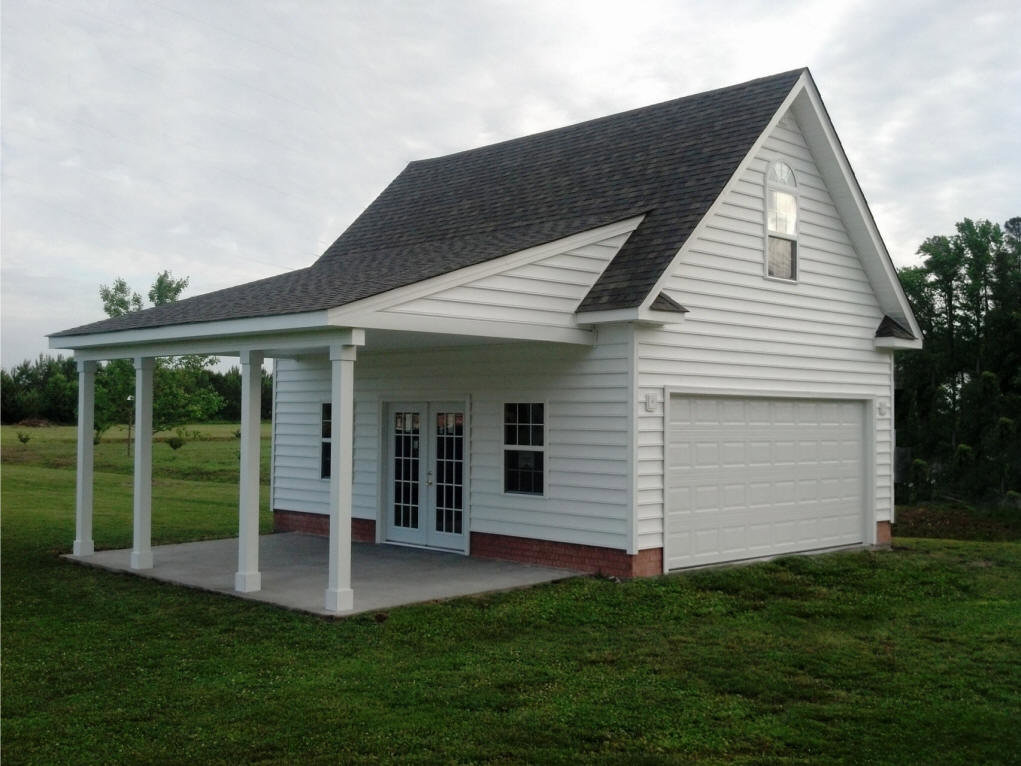 A newly built screened-in porch addition to a home, expertly constructed by RMG Construction in Chesapeake, VA.