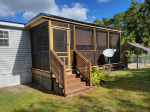A newly built screened porch and deck addition, expertly crafted by Williams Custom Construction in Orlando, FL.