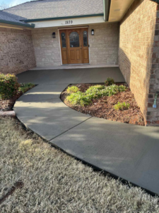 A newly poured concrete curved walkway and front porch installed by Power concrete in Thousand Oaks, CA.