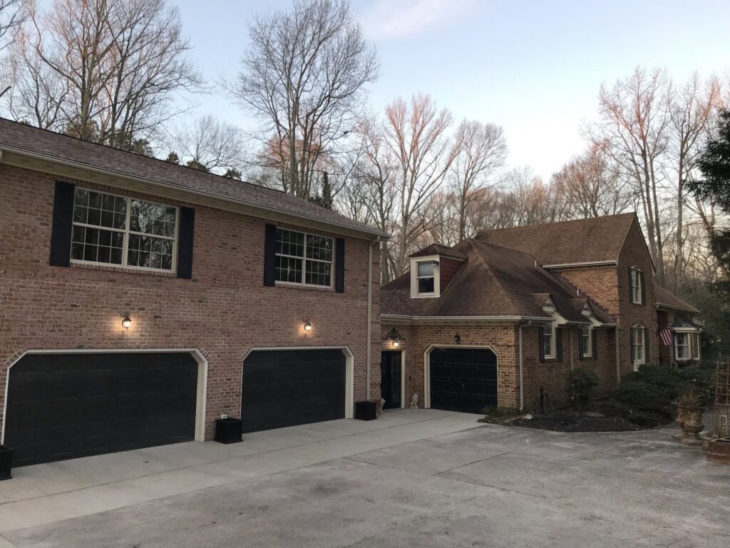 A custom poolside bar and outbuilding with a covered area, built by RMG Construction in Chesapeake, VA.