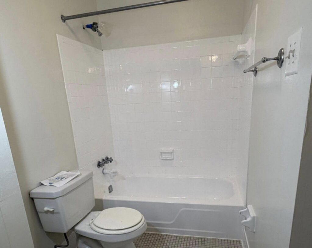 A beautifully refinished bathtub and tiled walls in a bathroom by Phillys Finest Tub & Tile Refinishing in Philadelphia, PA