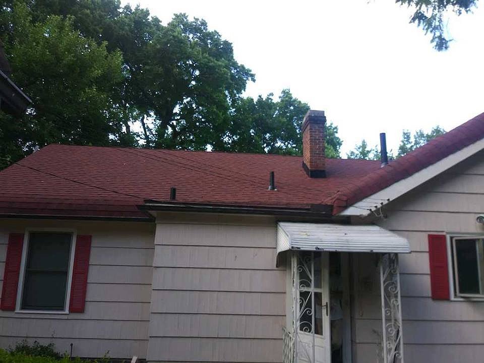 A residential home with a newly installed red shingle roof, a completed project by Elk Building Services in Toledo, OH.
