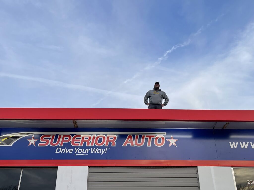 A roofer installing shingles on a residential roof for Southern Roofing and Renovations Clarksville in Orlando, FL.