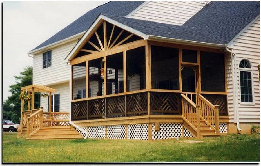 A beautiful screened-in porch and deck addition built by Fence Me In And Decks Too in Glen Allen, VA.