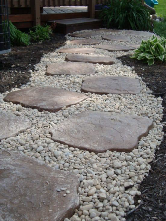 A beautiful stone pathway with irregular flagstones set in gravel, created by Contractors Stone Supply in Plano, TX