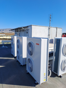 Rooftop installation of multiple Ariston outdoor HVAC condenser units by Κυριακιδης Στεφανος ''Team Gas'' in Évosmo, Greece