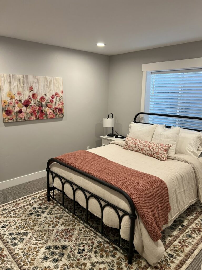 A cozy bedroom featuring newly installed wall-to-wall carpet by Universal Flooring in Idaho Falls, ID.