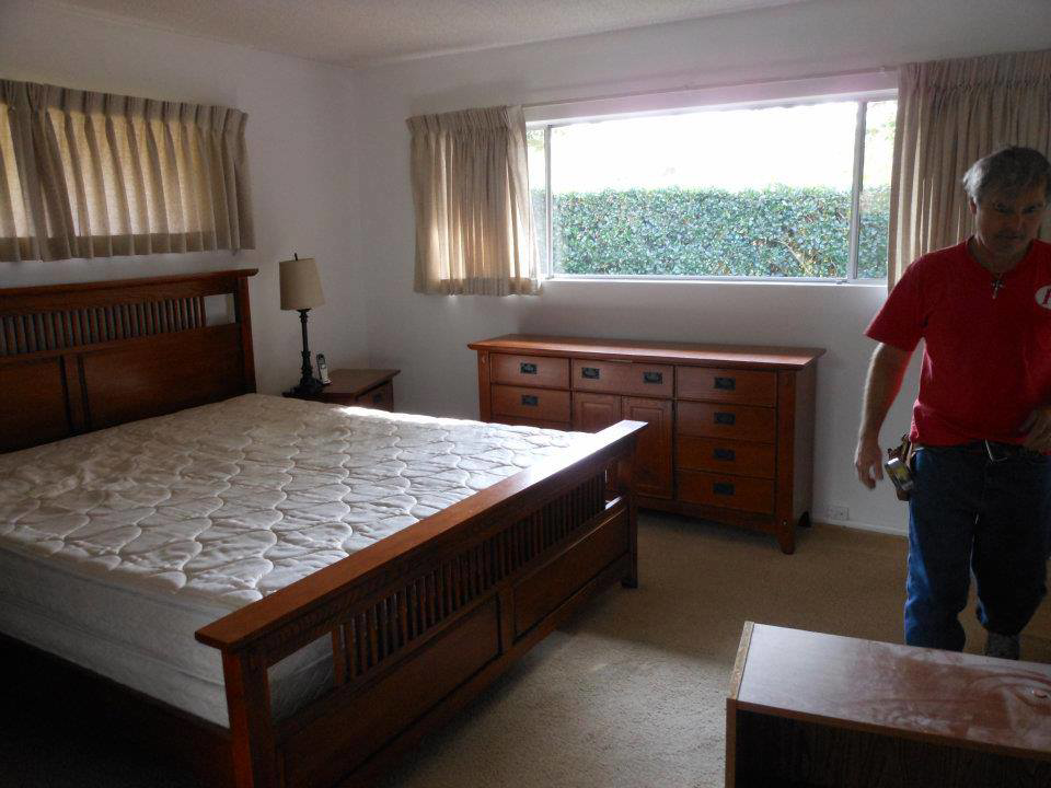 A cozy bedroom featuring newly installed light-colored carpet by Underwood Floor Covering in San Diego, CA.