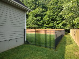 A black aluminum fence installed alongside a house by Fantastic Fences in Chattanooga, TN
