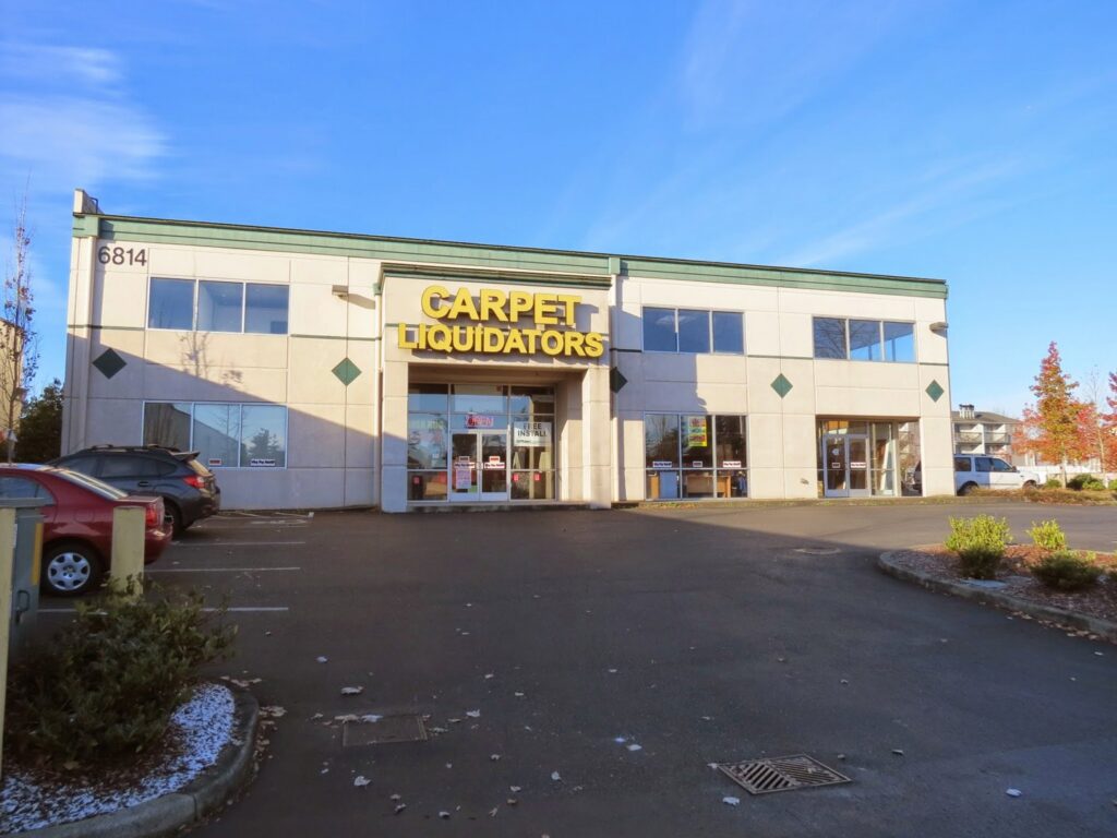 A cozy living room featuring newly installed carpet by Carpet Liquidators in Linthicum Heights, MD.