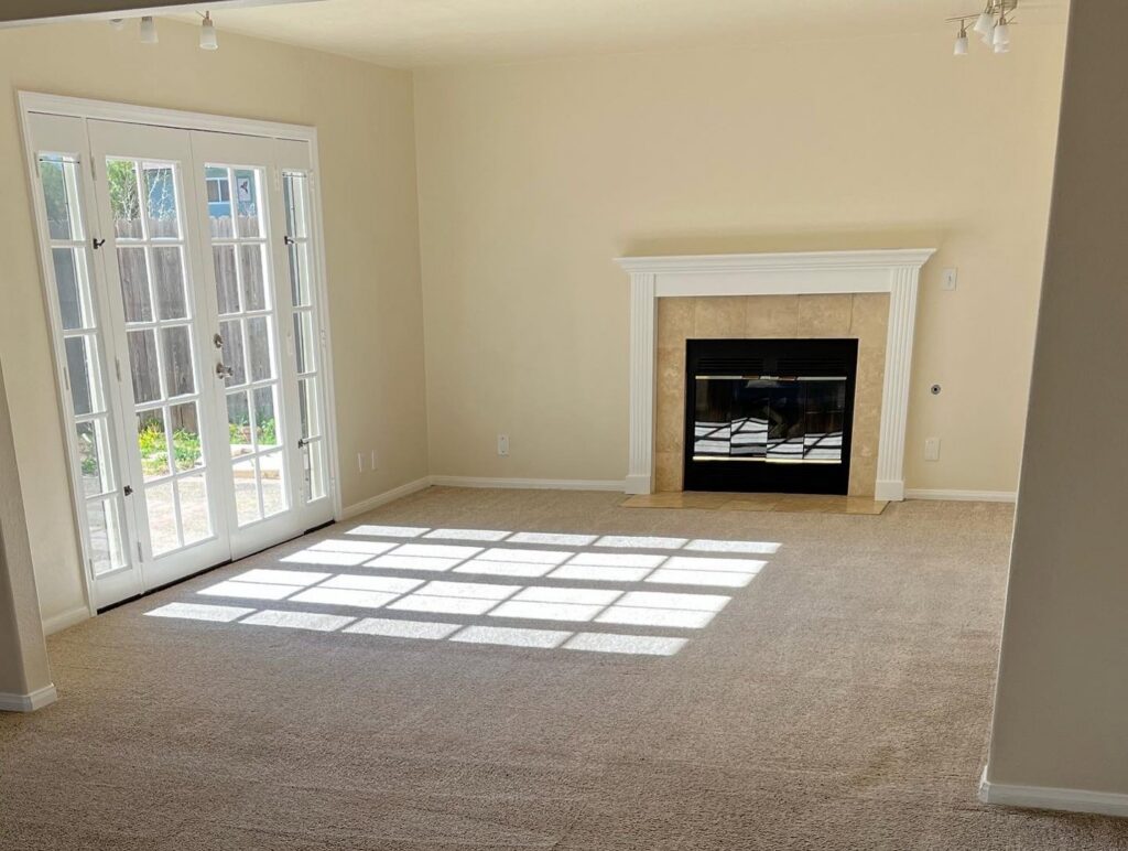 A clean, empty carpeted room after professional cleaning service by Orozco's Janitorial Services LLC in Escondido, CA.