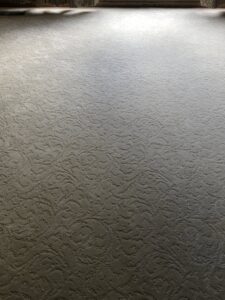 A room featuring a clean, newly installed light-colored patterned carpet by Grand Rapids Flooring in Grand Rapids, MI.