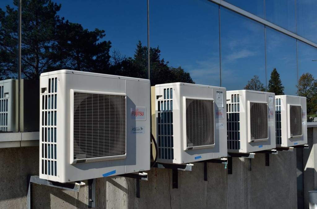 Multiple commercial HVAC units installed on the side of a building by Elite Heating & Cooling in Knoxville, TN.