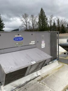 A large commercial rooftop HVAC unit by Carrier WeatherExpert serviced by Heatwave Heating & Air LLC in Federal Way, WA.