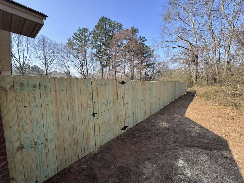 A curved wood privacy fence with two gates, expertly installed by Mayan Fence & Outdoor LLC in Phoenix, AZ.