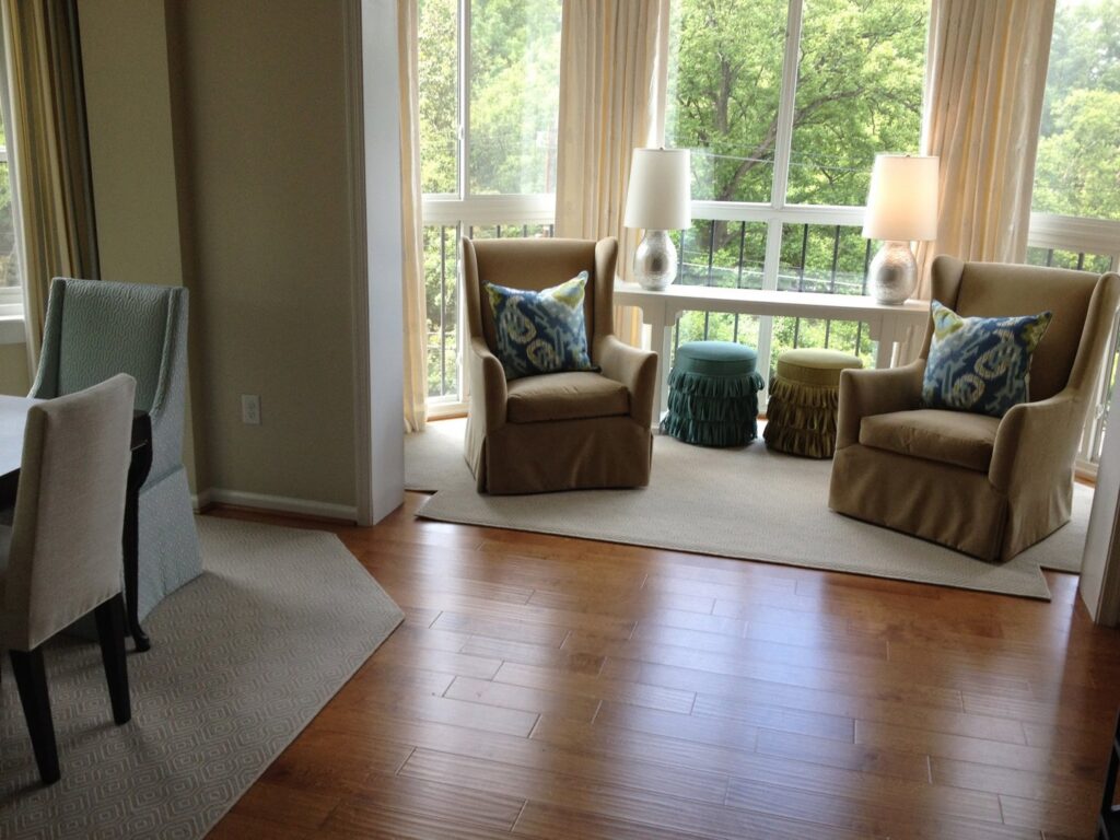 A custom area rug complementing hardwood floors in a living room by Carpet Binding Company in Charlotte, NC.