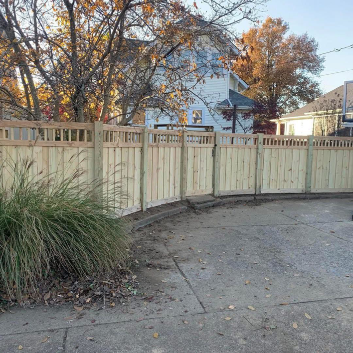 A decorative wood privacy fence with a lattice top installed by Rager Fencing & Lawn Care, LLC in Owensboro, KY.