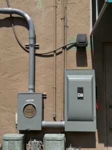 An exterior electrical meter and Siemens disconnect switch installed by Dynamic Electric in Cape Coral, FL.