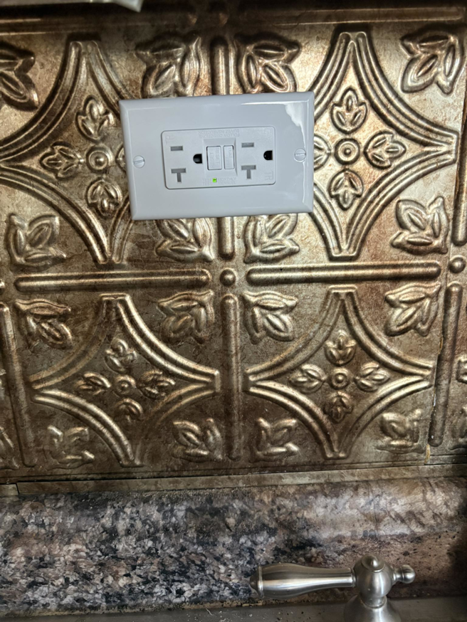A new GFCI outlet installed on a decorative backsplash by SandD electric in Winchester, VA.