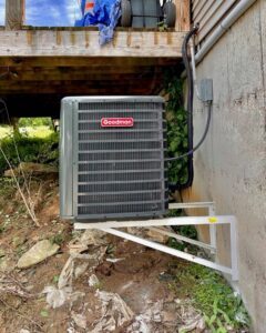 An outdoor Goodman air conditioning unit professionally installed on a bracket by Integrity Aire in St. Charles, MO.