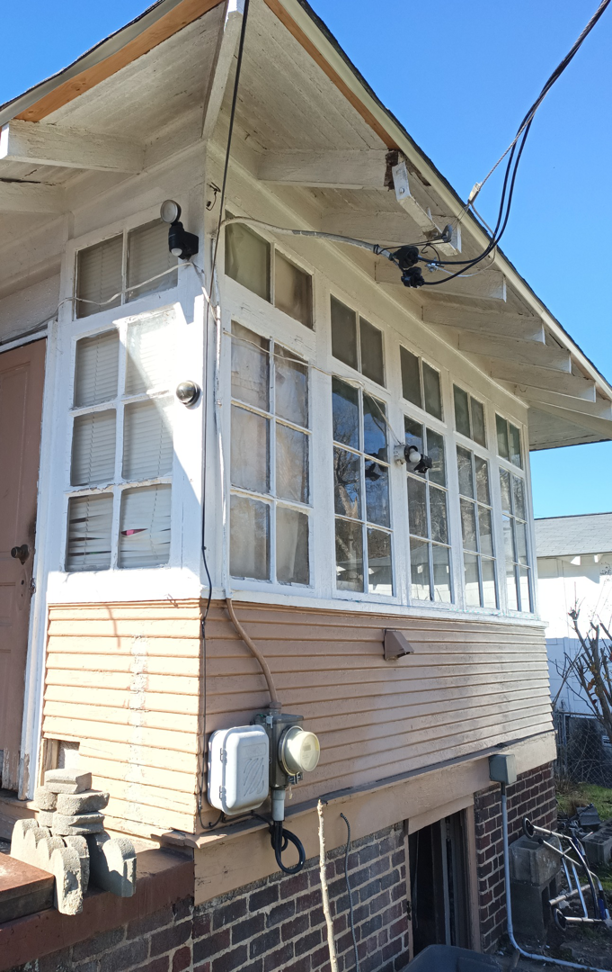 Exterior view of a house showing an electrical meter and service entrance installed by Elemental Electrical in Chattanooga, TN.