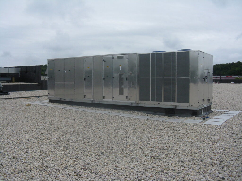 A large commercial rooftop HVAC unit installed on a gravel roof by Advantage Mechanical, Inc. in Appleton, WI.