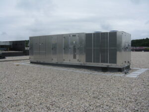 A large commercial rooftop HVAC unit installed on a gravel roof by Advantage Mechanical, Inc. in Appleton, WI.