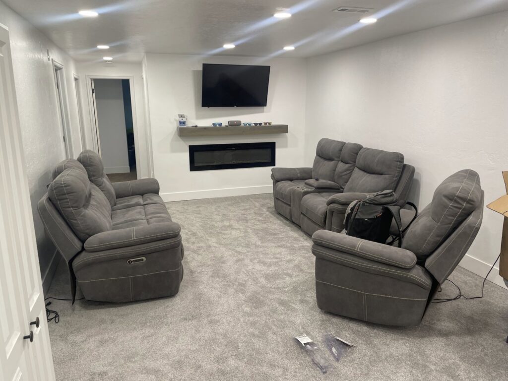 A modern living room with newly installed light grey carpet by All about flooring utah in Salt Lake City, UT.
