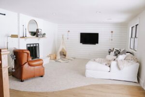 A beautifully installed light-colored carpet in a modern living room by West Michigan Flooring & Interiors in Grand Rapids, MI.
