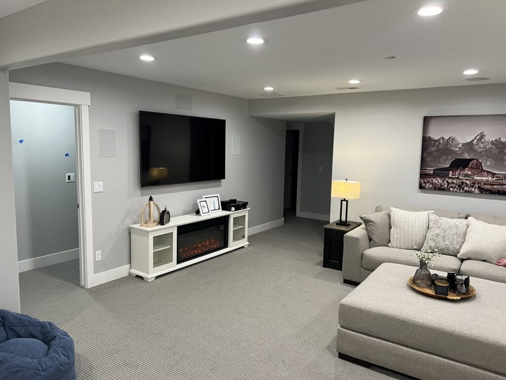 A modern living room featuring new wall-to-wall carpet installed by Universal Flooring in Idaho Falls, ID.