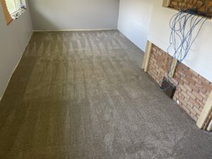 A room with newly installed grey carpet, showcasing a carpet contractor job by Flooring Dunn Right in Biloxi, MS