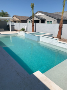 A newly completed modern swimming pool and spa by SoCal Pool Construction LLC in Scottsdale, AZ.