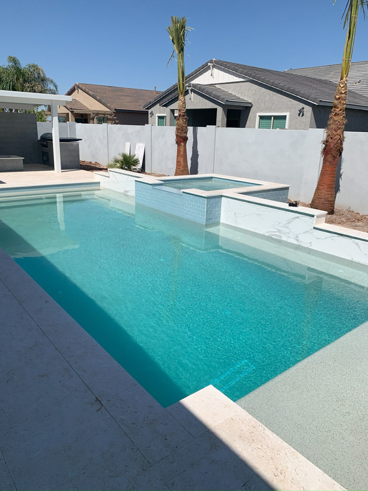 A newly completed modern swimming pool and spa by SoCal Pool Construction LLC in Scottsdale, AZ.